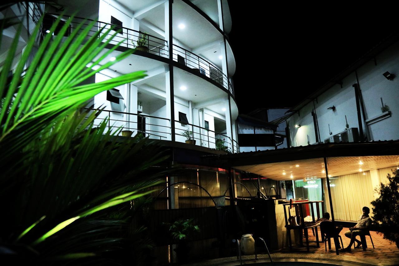 Hotel Nelly Vavuniya Exteriör bild