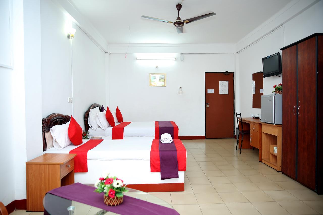 Hotel Nelly Vavuniya Exteriör bild